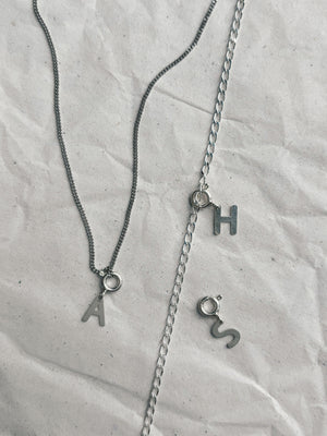 CAPSULE LETTER COLLECTION - Fijne ketting & Letter (Zilver of Verguld)
