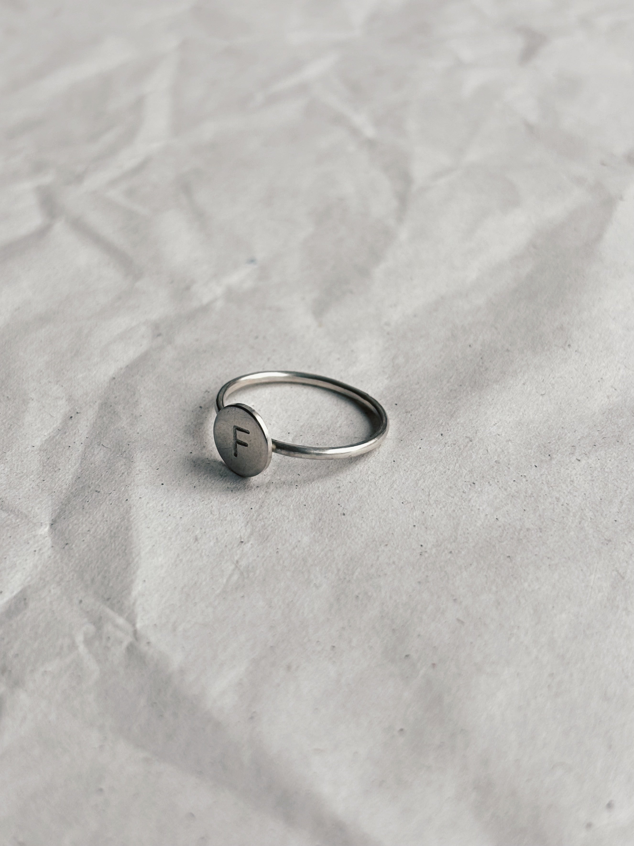 CAPSULE LETTER COLLECTION- Fijne LETTER ring (Zilver of Verguld)