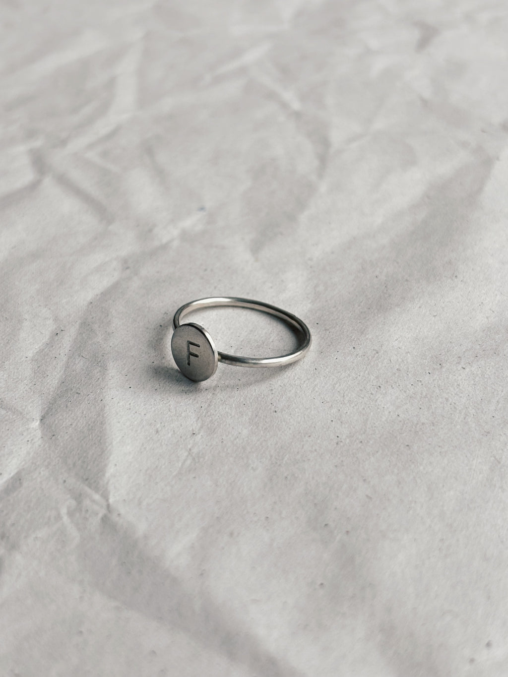 CAPSULE LETTER COLLECTION- Fijne LETTER ring (Zilver of Verguld)