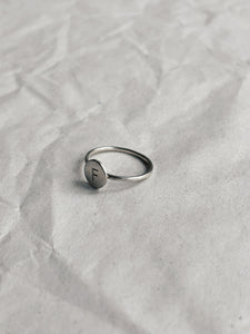 CAPSULE LETTER COLLECTION- Fijne LETTER ring (Zilver of Verguld)