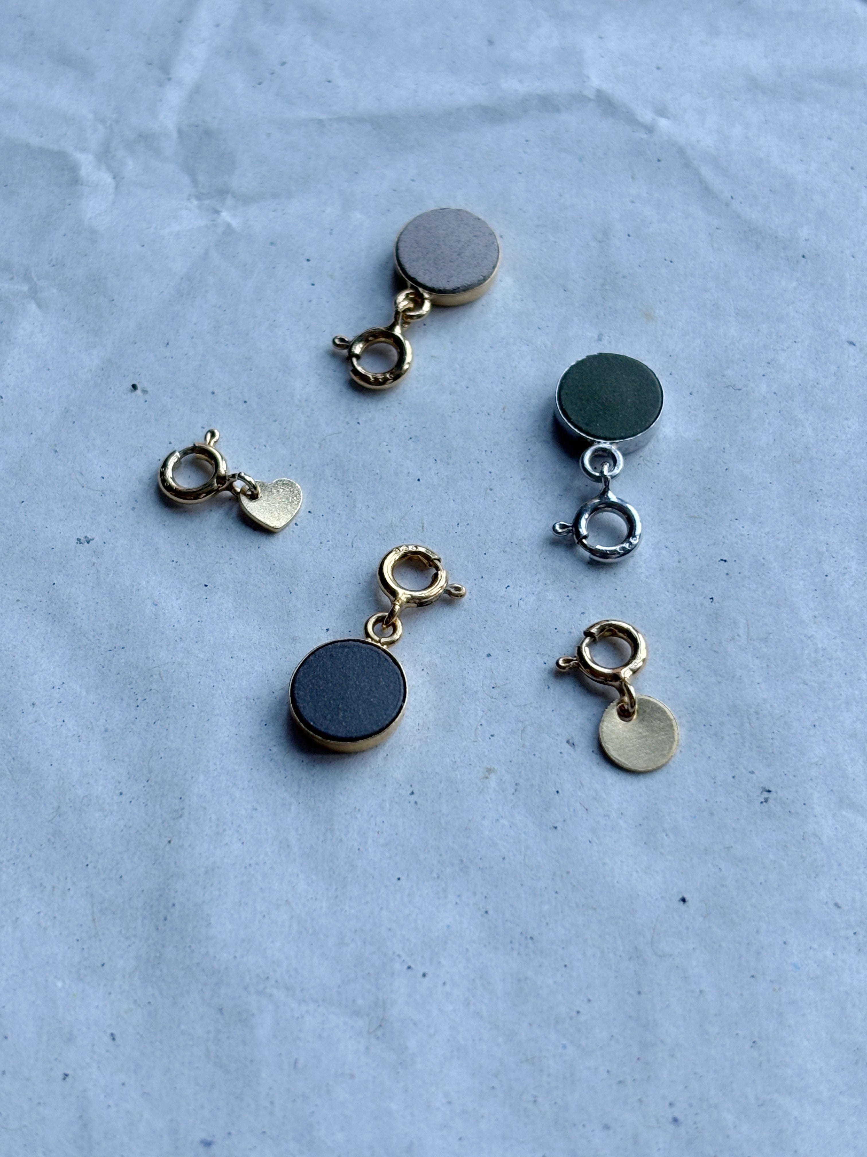 CAPSULE LETTER COLLECTION - Hangertjes (Zilver of Verguld + kleuropties)