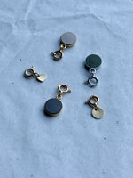 CAPSULE LETTER COLLECTION - Hangertjes (Zilver of Verguld + kleuropties)