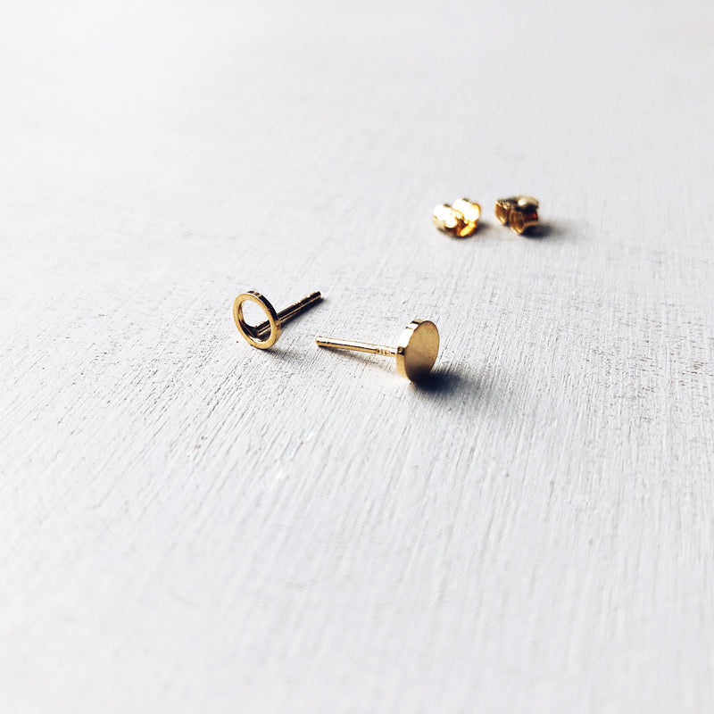 BASIC - oorbellen - Asymmetric round - 5mm / 8mm - verguld