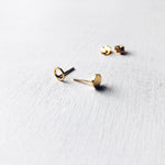 BASIC - oorbellen - Asymmetric round - 5mm / 8mm - verguld
