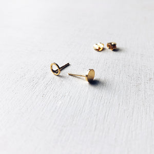 BASIC - oorbellen - Asymmetric round - 5mm / 8mm - verguld