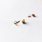 BASIC - oorbellen - Asymmetric round - 5mm / 8mm - verguld