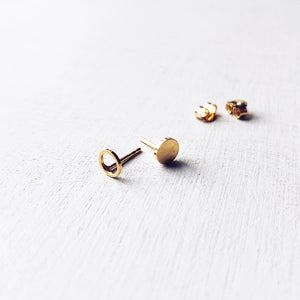 BASIC - oorbellen - Asymmetric round - 5mm / 8mm - verguld