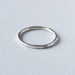 MINIMALsilver RING – gehamerd 925zilver OF 18k verguld