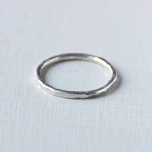 MINIMALsilver RING – Gehamerd (Zilver of Verguld)