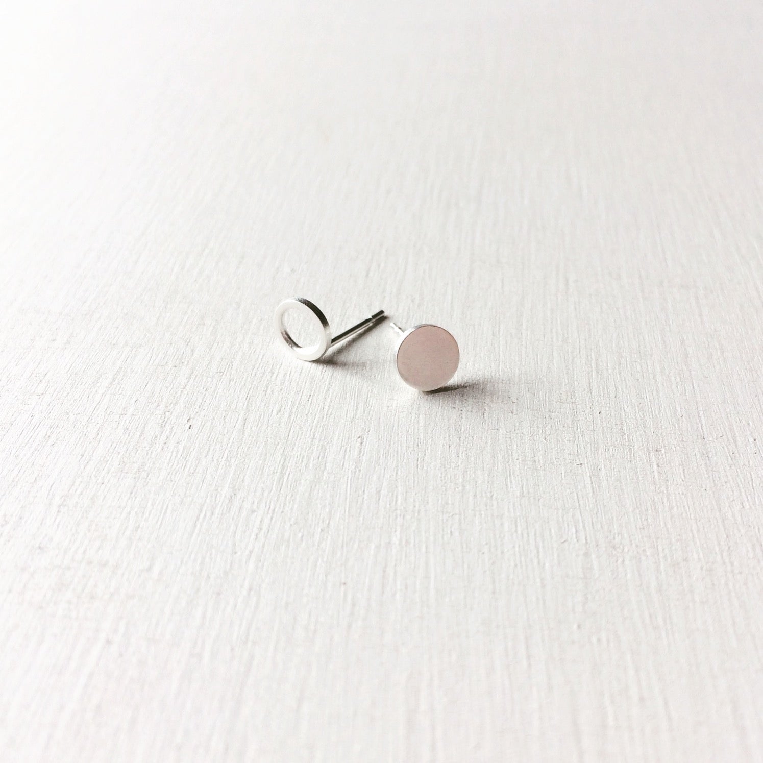BASIC - oorbellen - Asymmetric round - 5mm / 8mm - 925 zilver