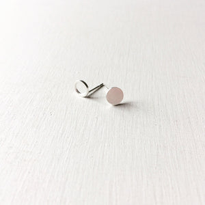 BASIC - oorbellen - Asymmetric round - 5mm / 8mm - 925 zilver